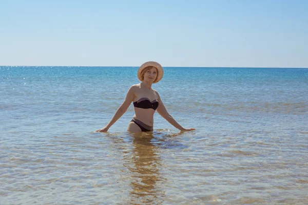 Mujer Europea Traje Baño Sombrero Cintura Mar Sonríe Mira Cámara — Foto de Stock
