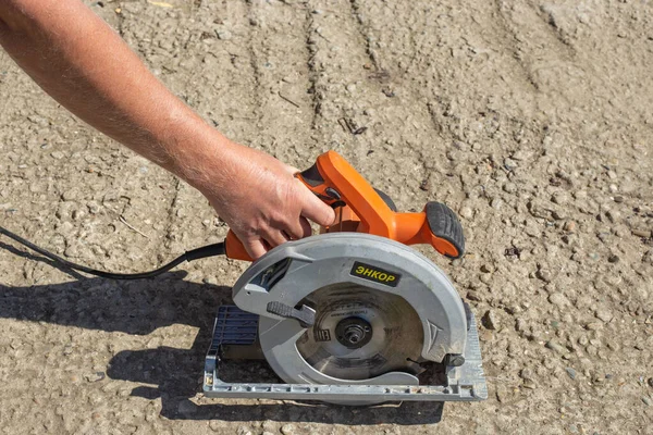 Ein Mann Hält Eine Enkor Gehrungssäge Zur Holzbearbeitung Der Hand — Stockfoto