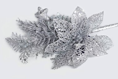 Hafif bir arka planda gümüş Noel süsleme dalı. Yeni Yıl Dekorasyonu.