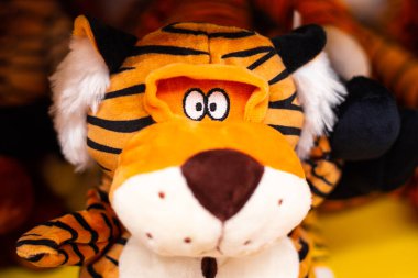 Pelüş oyuncak kaplan 2022 'nin bir sembolüdür. Yeni yıl kutlaması.