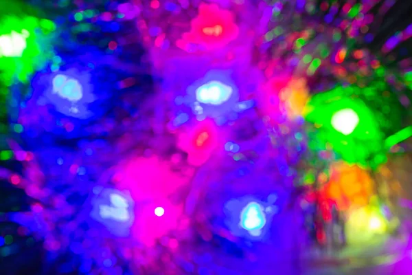 Guirnaldas Navidad Festivas Multicolores Fondo Que Brillan Oscuridad Noche Oropel — Foto de Stock