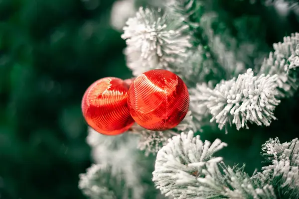 Árbol Navidad Verde Con Bolas Rojas Enfoque Selectivo Fondo Navidad — Foto de Stock