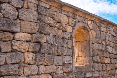 Chersonesos arkeoloji müzesinde kemerli penceresi olan eski bir taş duvarın parçası.