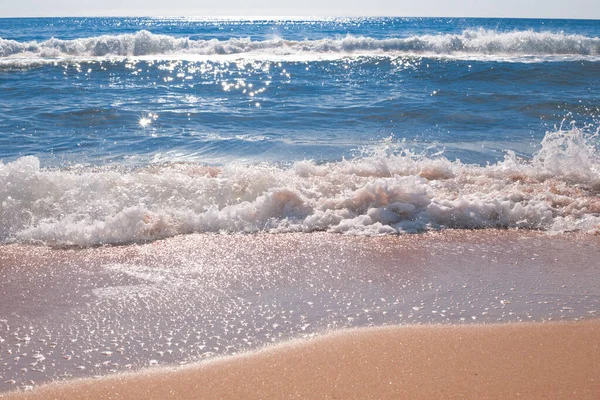 Ondas Mar Com Espuma Branca Brilham Sol Dia Verão Viagens — Fotografia de Stock