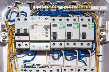 Elektrik paneli, şalter ve kablolar. Eve elektrik iletiyorum. Rusya, Anapa - 11.07.2020.
