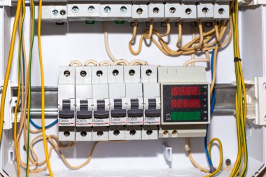 Elektrik paneli, şalter ve kablolar. Eve elektrik iletiyorum. Rusya, Anapa - 11.07.2020.