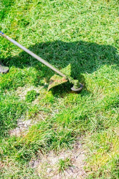 Ein Mann Mäht Junges Grünes Gras Mit Einem Benzin Rasenmäher — Stockfoto