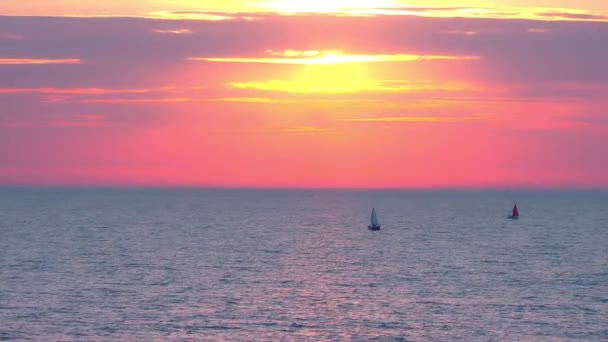 Закат в море с салютными лодками. Красивый спокойный морской пейзаж — стоковое видео