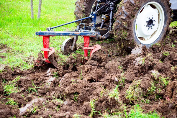 Tractor Arada Tierra Jardín Con Arado Principios Primavera Preparación Del —  Fotos de Stock