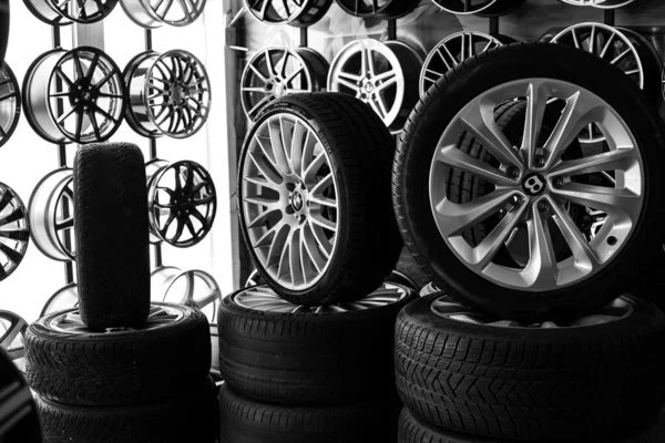 ストア内の車の合金ホイールやタイヤ 選択的な焦点 販売と交換 ロシア アナパ — ストック写真