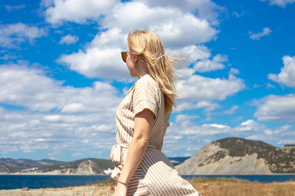 Młoda Blondynka Spogląda Morze Góry Letni Słoneczny Dzień Turystyka Podróże — Zdjęcie stockowe