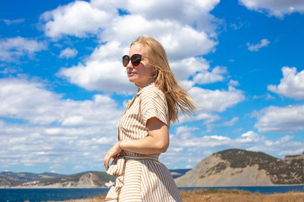 Mujer Rubia Joven Fondo Del Mar Las Montañas Día Soleado — Foto de Stock