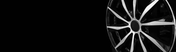 黒の背景に自動車合金ホイールのクローズアップ ショーケーステンプレート テキストのための場所と看板 — ストック写真