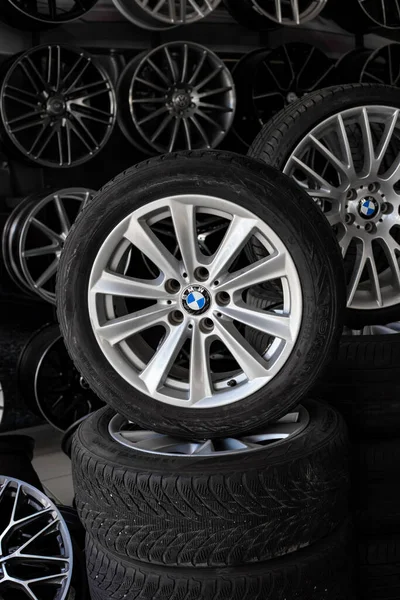 Car Wheels New Tires Store Wide Range Alloy Wheels Cars — Stock Photo, Image