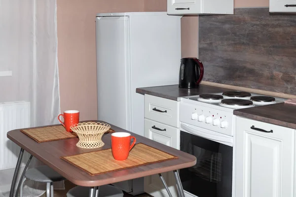 Intérieur Une Petite Cuisine Confortable Dans Appartement Ensemble Table Réfrigérateur — Photo
