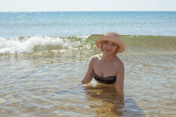 Piękna Kobieta Kapeluszu Bikini Wodzie Morskiej Uśmiechnięta Letnia Rozrywka Relaks — Zdjęcie stockowe