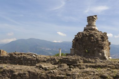 İtalya dağın zirvesinde kayaların üzerinden Harabeleri