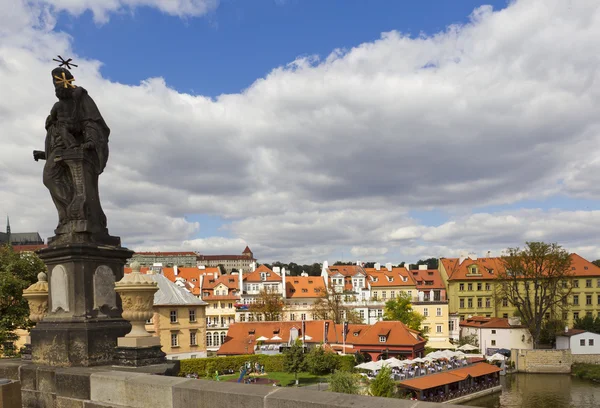 Antyczny posąg na widok na miasto — Zdjęcie stockowe