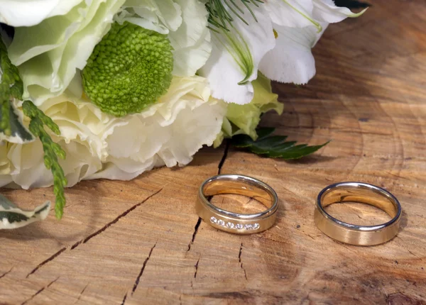 Anillos de boda en el muñón —  Fotos de Stock