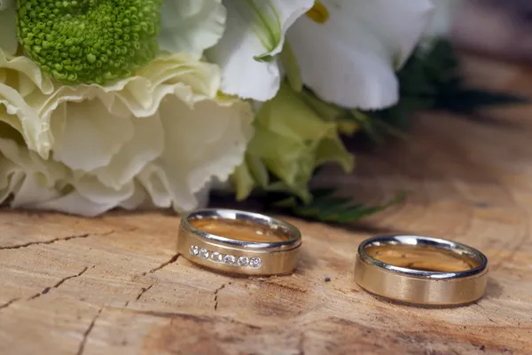 Anillos de boda en el muñón — Foto de Stock