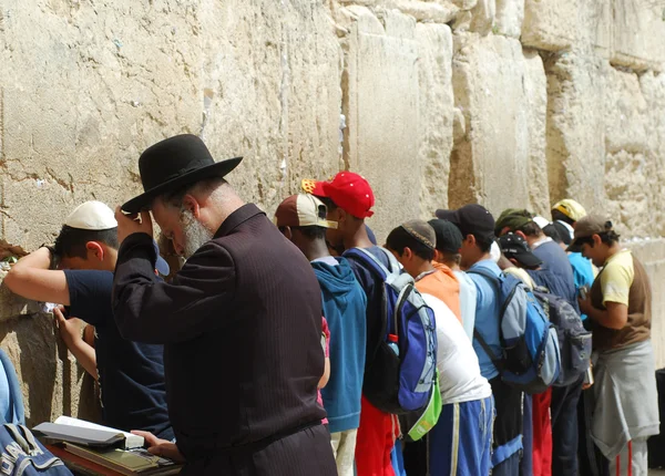 Rezando na parede ocidental, Jerusalém — Fotografia de Stock