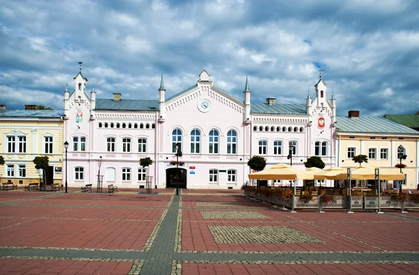 La plaza principalcon el Ayuntamiento de Sanok, Polonia — Foto de Stock