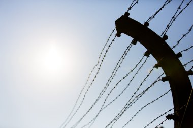 Polonya 'nın Oswiecim kentindeki eski bir Nazi imha kampı olan Auschwitz I' de elektrikli çit. Avrupa 'daki en büyük Nazi toplama kampıydı..