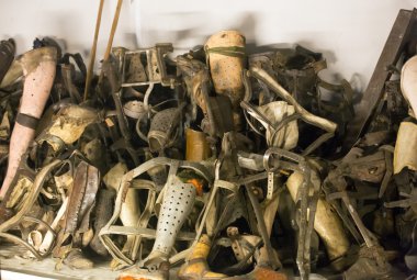 OSWIECIM, POLAND - 22 Ekim 2012 'de Polonya' nın Oswiecim kentinde eski bir Nazi imha kampı olan Auschwitz 'teki kurbanların yapay bacakları. Avrupa 'daki en büyük Nazi toplama kampıydı..