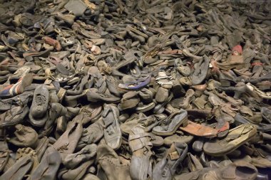 OSWIECIM, POLAND - 22 Ekim 2012 'de Polonya' nın Oswiecim kentinde eski bir Nazi imha kampı olan Auschwitz II 'deki kurbanların botları. Avrupa 'daki en büyük Nazi toplama kampıydı..