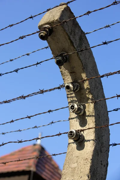 Elektrisch hek in Auschwitz I, een voormalig Nazi vernietigingskamp in Oswiecim, Polen. Het was het grootste nazi concentratiekamp in Europa.. — Stockfoto