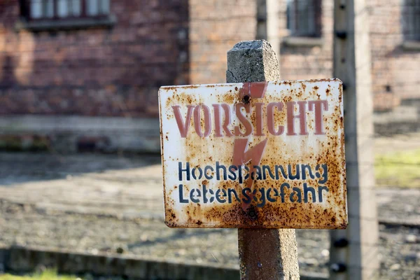 OSWIECIM, POLAND - OCTOBER 22: Electric fense in Auschwitz I, a former Nazi extermination camp on October 22, 2012 in Oswiecim, Poland. It was the biggest nazi concentration camp in Europe. — Stock Photo, Image