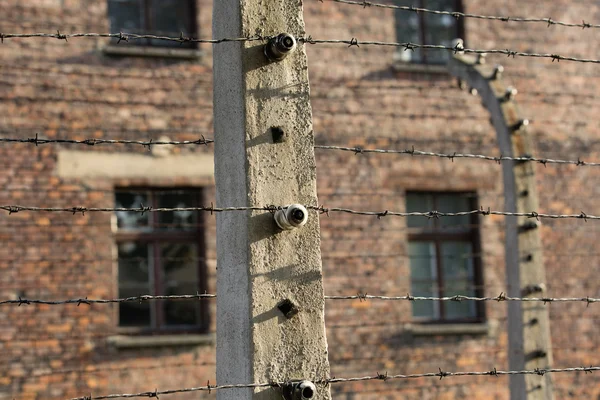 Oswiecim, polen - 22. Oktober: Elektrozaun in auschwitz i, ein ehemaliges Nazi-Vernichtungslager am 22. Oktober 2012 in oswiecim, polen. Es war das größte Nazi-Konzentrationslager Europas. — Stockfoto