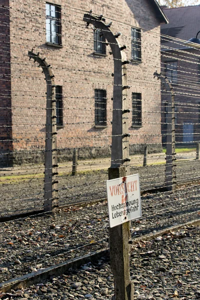 OSWIECIM, POLAND - OCTOBER 22: Electric fense in Auschwitz I, a former Nazi extermination camp on October 22, 2012 in Oswiecim, Poland. It was the biggest nazi concentration camp in Europe. — Stock Photo, Image