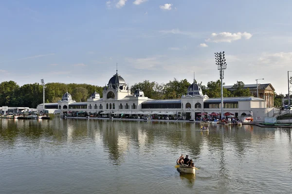 Die neu renovierte Eisbahn (jetzt als See) im Hauptstadtpark in Budapest — Stockfoto
