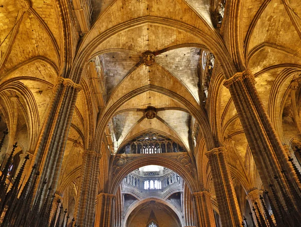 BARCELONA, HISZPANIA - WRZESIEŃ 10: Wnętrze katedry św. Krzyża i św. Eulalii zbudowanej w XIII wieku, podobnie jak 10 września 2012 roku w Barcelonie, Hiszpania. — Zdjęcie stockowe