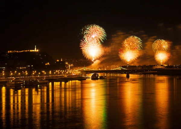 BUDAPEST, HUNGRÍA - 20 DE AGOSTO: Con fuegos artificiales sobre el río Danubio finalizan las ceremonias del día de la constitución anual de Hungría el 20 de agosto de 2012 en Budapest, Hungría. — Foto de Stock