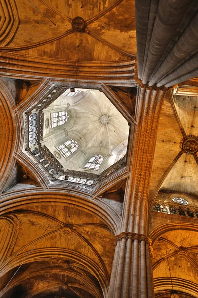 BARCELONA, SPAGNA - 10 SETTEMBRE: L'interno della Cattedrale di Santa Croce e Santa Eulalia costruito nel 13. secolo come il 10 settembre 2012 a Barcellona, Spagna. — Foto Stock