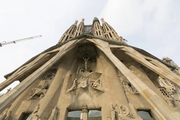 БАРСЕЛОНА, ИСПАНИЯ - 10 СЕНТЯБРЯ: Собор Святого Семейства - впечатляющий собор, спроектированный Гауди, строится с 1882 года и еще не закончен 10 сентября 2012 года в Барселоне, Испания . — стоковое фото