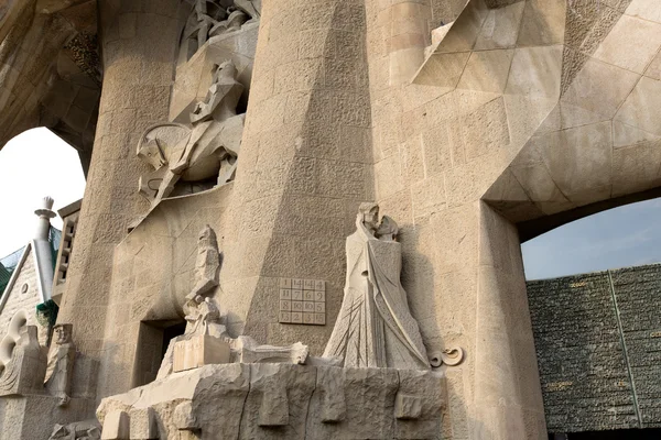 BARCELONA, SPANIEN - 10. SEPTEMBER: Skulpturen auf der Sagrada Familia - der beeindruckenden Kathedrale, die von Gaudi entworfen wurde, wird seit 1882 gebaut und ist am 10. September 2012 in Barcelona, Spanien, noch nicht fertig gestellt.. — Stockfoto
