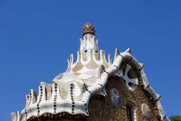 BARCELONA ESPAÑA - 10 DE SEPTIEMBRE: El complejo del parque Güell diseñado por Gaudí, visitado por muchos turistas el 10 de septiembre de 2012 en Barcelona, España. El parque es el museo al aire libre más grande de Cataluña. — Foto de Stock