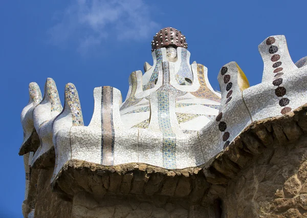 BARCELONA ESPAÑA - 10 DE SEPTIEMBRE: El complejo del parque Güell diseñado por Gaudí, visitado por muchos turistas el 10 de septiembre de 2012 en Barcelona, España. El parque es el museo al aire libre más grande de Cataluña. — Foto de Stock