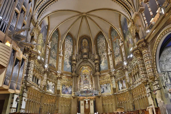 MonTSERRAT, SPAIN - SEPTEMBER 10: Interior of the sanctuary of Mare de Deu hosting the Black Virgin Catalonias favorite saint on 10 September 2012 in Montserrat, Spain. — 图库照片