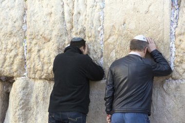 dualar ve turistler Kudüs duvarının yakınında