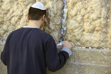 dualar ve turistler Kudüs duvarının yakınında