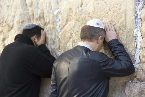 Oraciones y turistas cerca del muro de Jerusalén — Foto de Stock