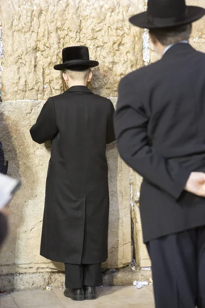 Orações e turistas perto do muro de Jerusalém — Fotografia de Stock