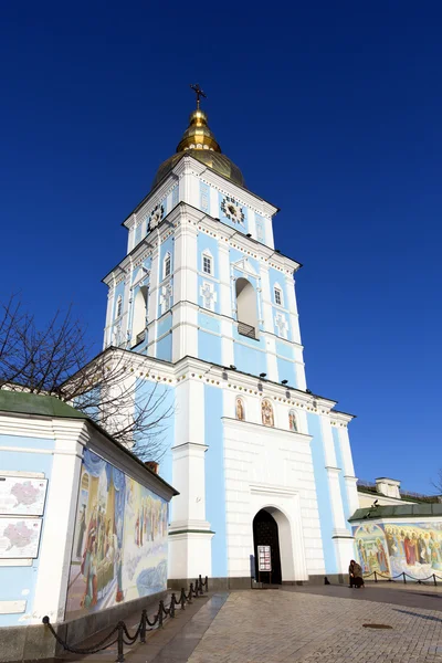 Mihaylovskiy catedral del monasterio de Mihaylovskiy en la ciudad Kiev, Ucrania — Foto de Stock