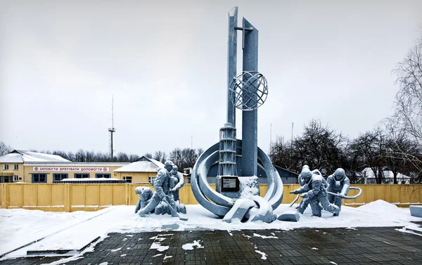Statue pour les pompiers morts à Tchernobyl — Photo