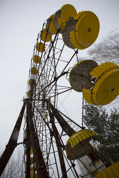 Grande roue dans la ville fantôme — Photo