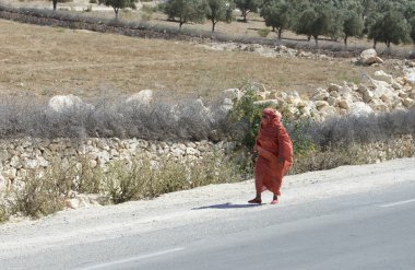 Arap kadın yolda yürürken